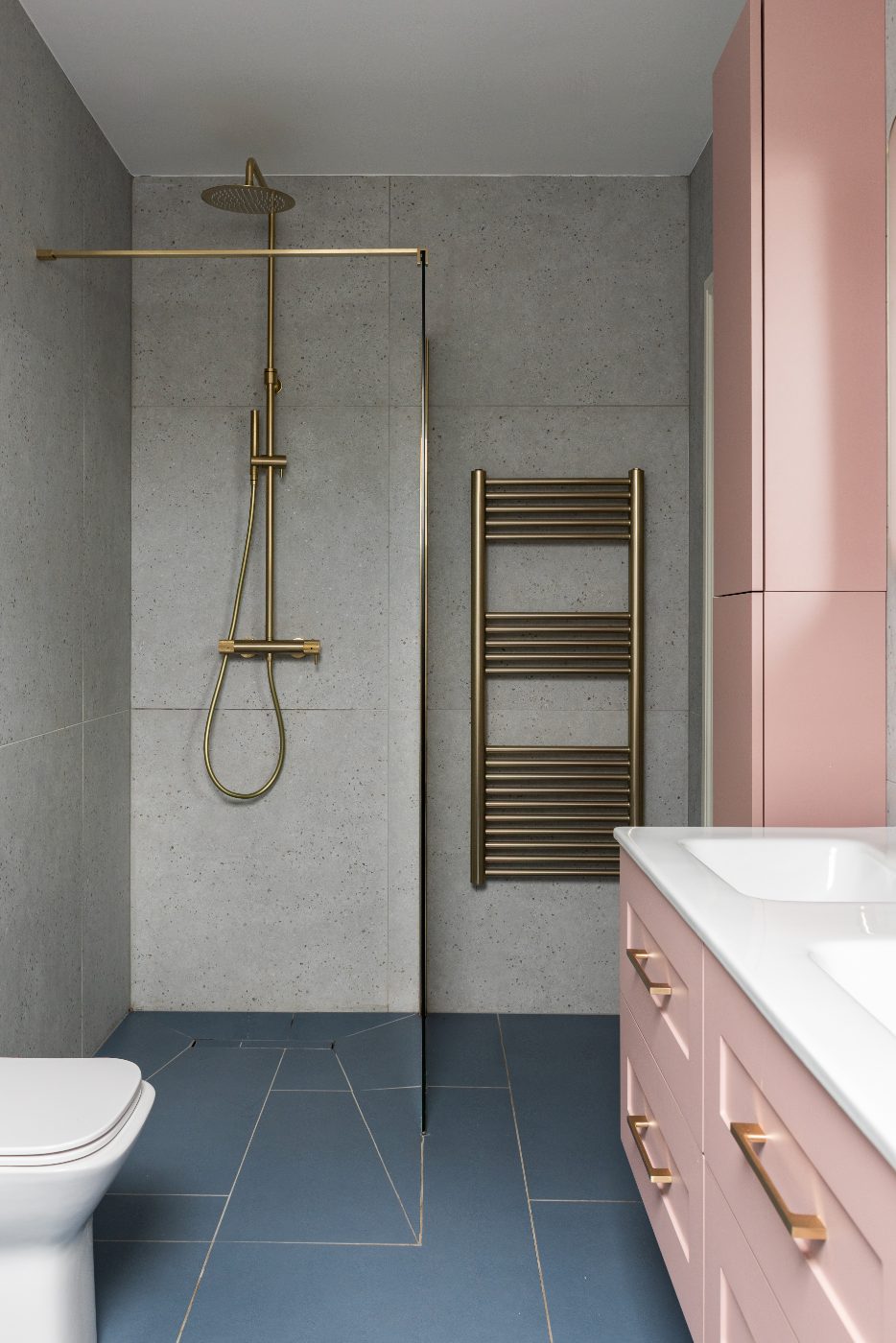 Shower room in pink and blue